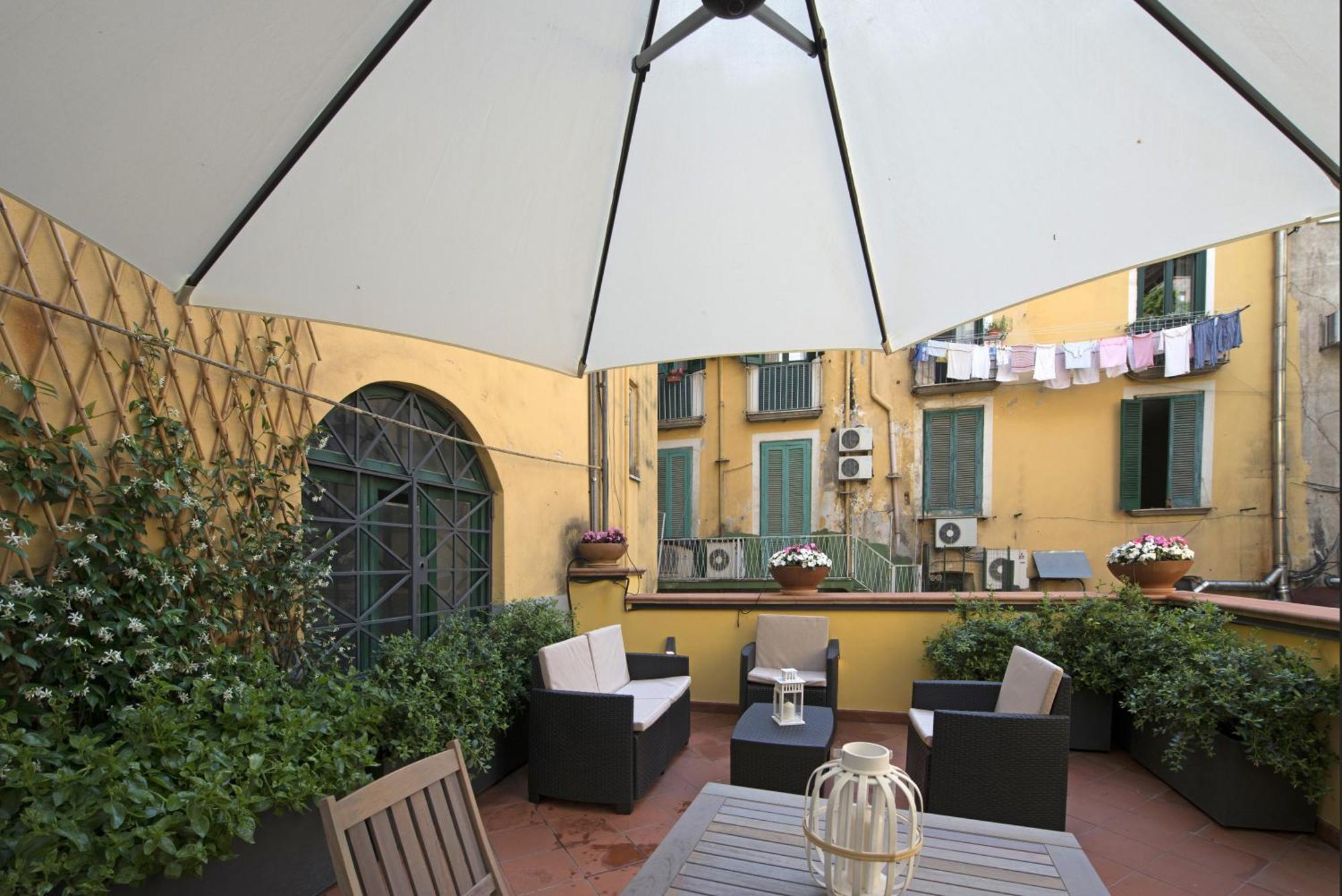 Apartamento Le Terrazze Sul Cortile Salerno Exterior foto