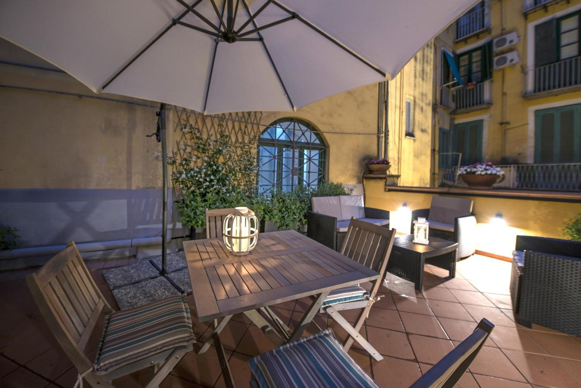 Apartamento Le Terrazze Sul Cortile Salerno Exterior foto
