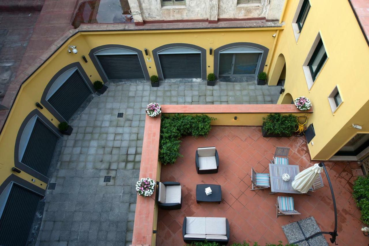 Apartamento Le Terrazze Sul Cortile Salerno Exterior foto