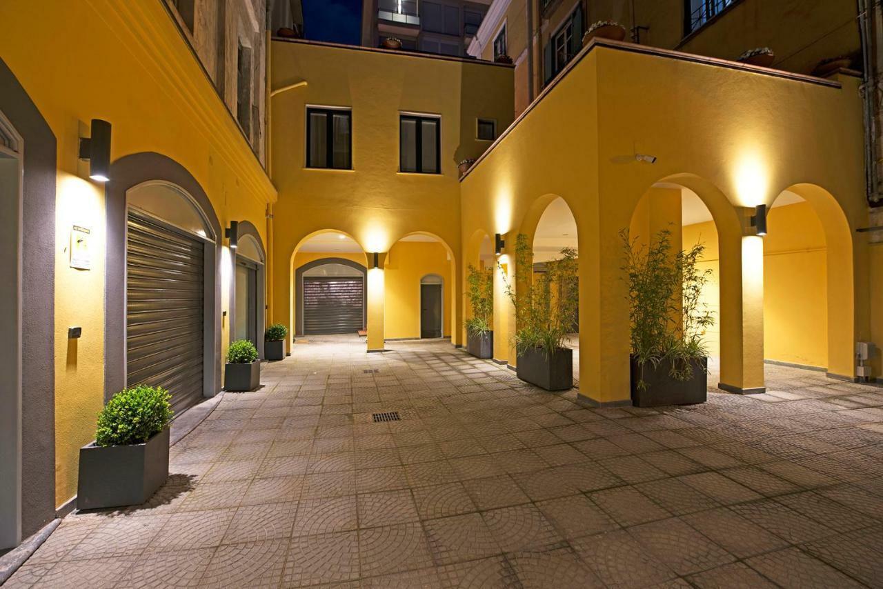 Apartamento Le Terrazze Sul Cortile Salerno Exterior foto
