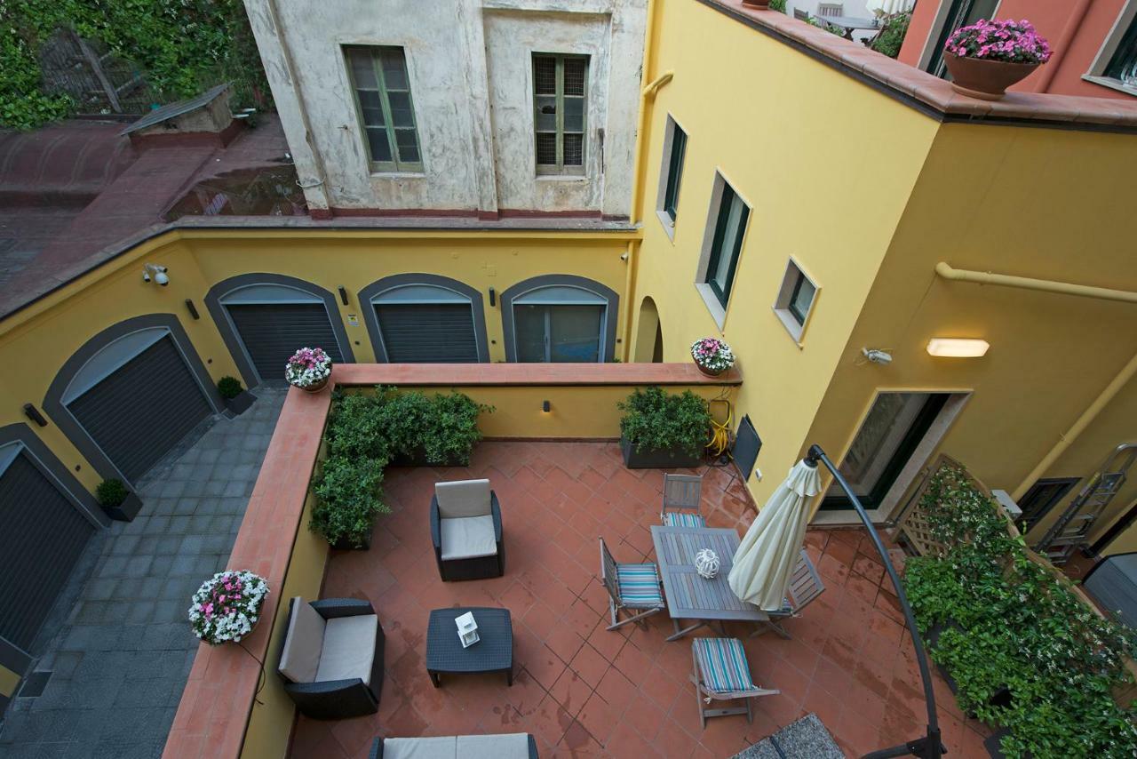 Apartamento Le Terrazze Sul Cortile Salerno Exterior foto